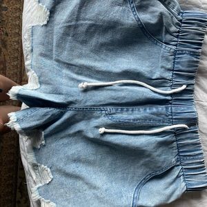 NWOT elastic waist frayed denim shorts